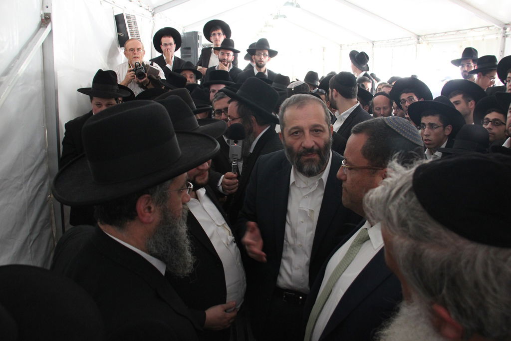 גלרית ענק: אלפים ובראשם גדולי ישראל בניחום אבלים בבית הגר"ע יוסף זצוק"ל