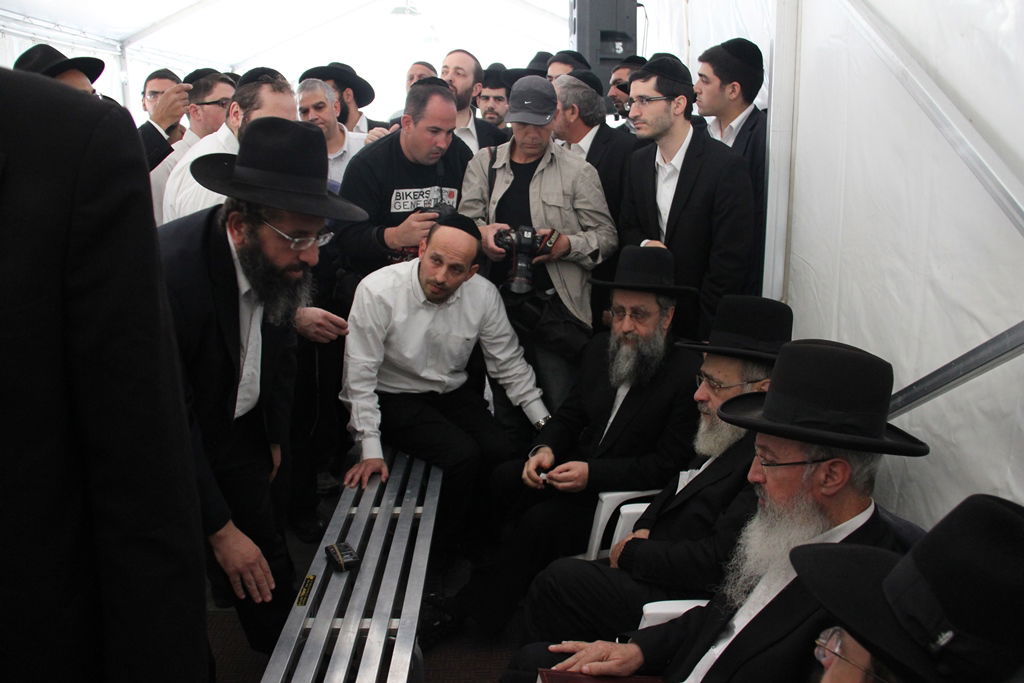 גלרית ענק: אלפים ובראשם גדולי ישראל בניחום אבלים בבית הגר"ע יוסף זצוק"ל