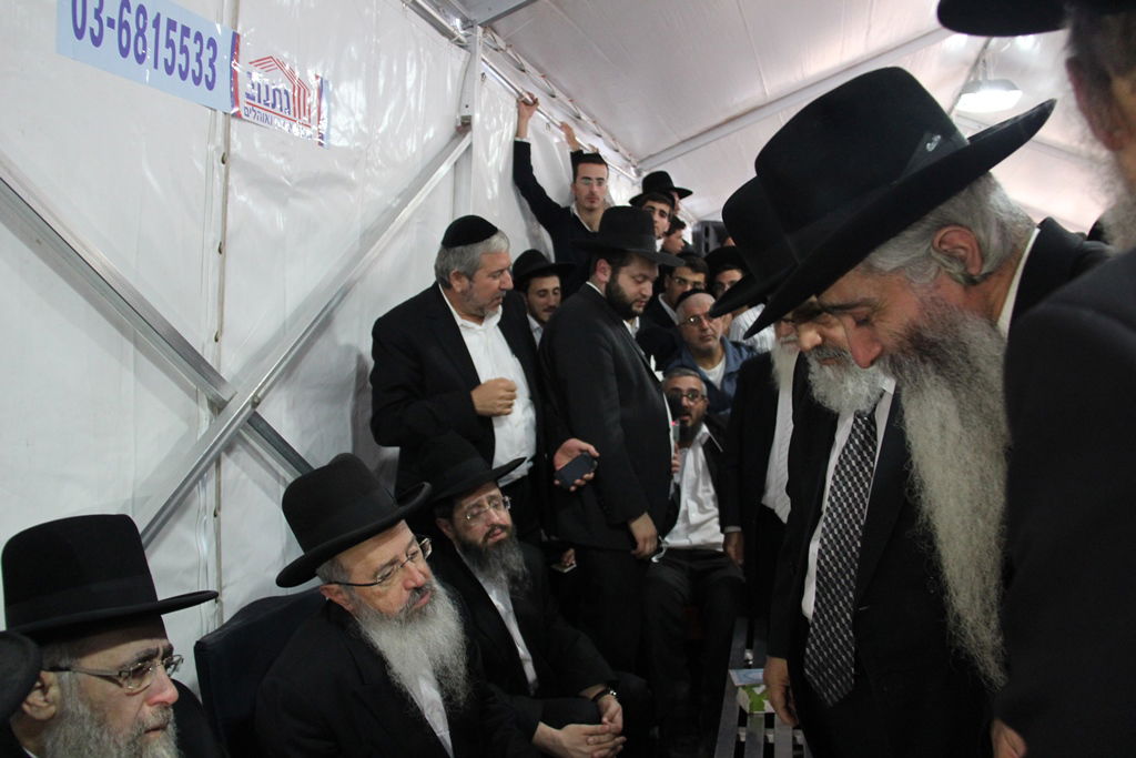 גלרית ענק: אלפים ובראשם גדולי ישראל בניחום אבלים בבית הגר"ע יוסף זצוק"ל