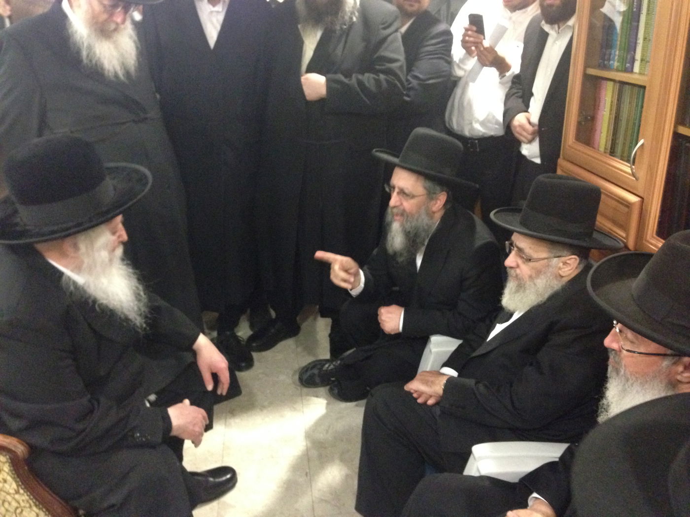 צפו בתיעוד: הרבי מגור מנחם את בני מרן הרב עובדיה יוסף