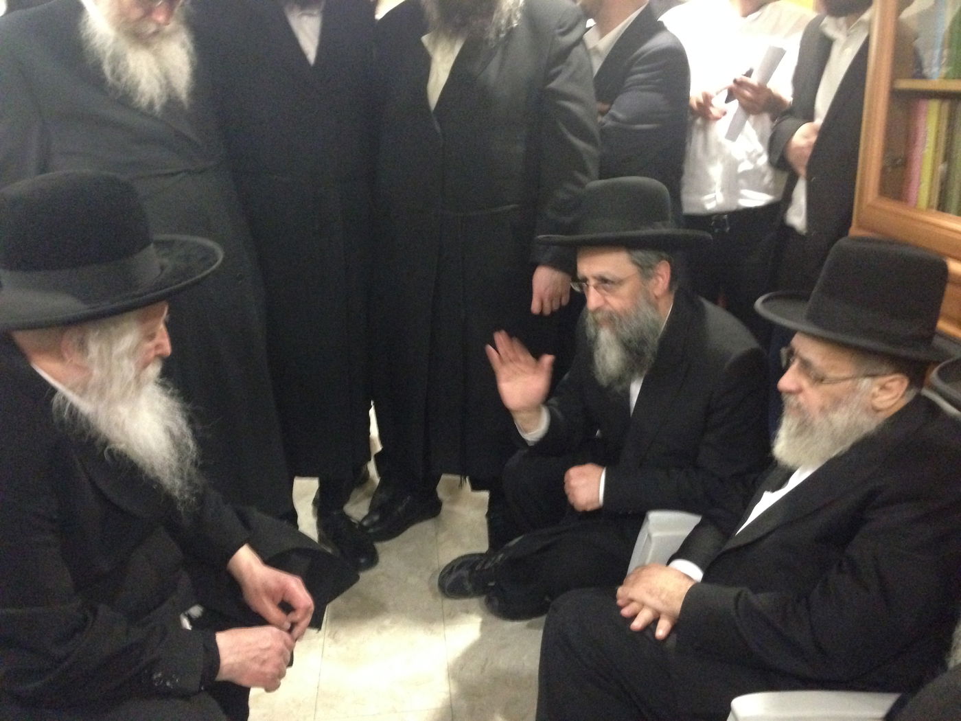 צפו בתיעוד: הרבי מגור מנחם את בני מרן הרב עובדיה יוסף