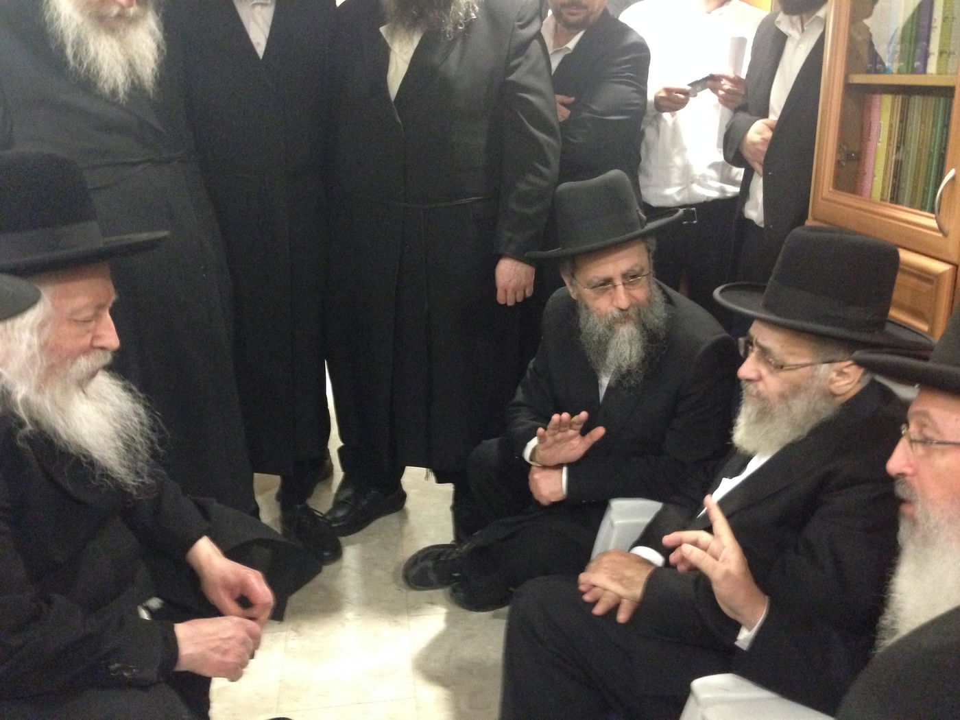 צפו בתיעוד: הרבי מגור מנחם את בני מרן הרב עובדיה יוסף