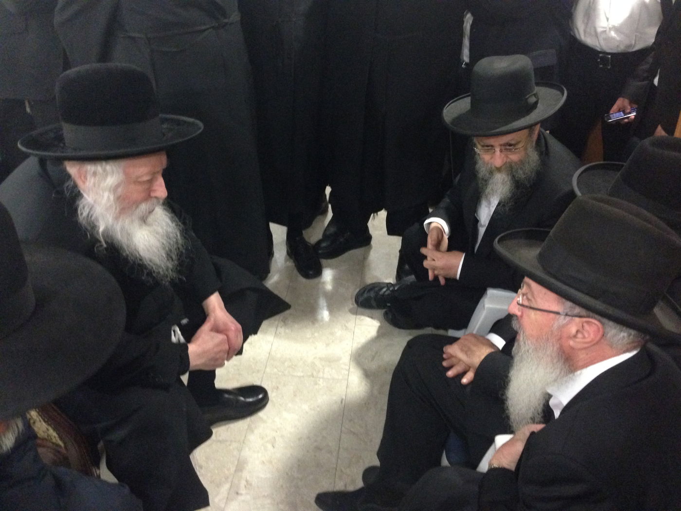 צפו בתיעוד: הרבי מגור מנחם את בני מרן הרב עובדיה יוסף