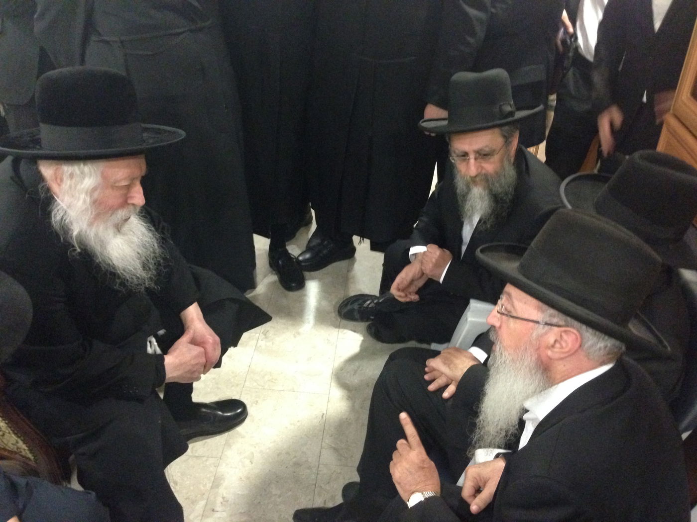 צפו בתיעוד: הרבי מגור מנחם את בני מרן הרב עובדיה יוסף