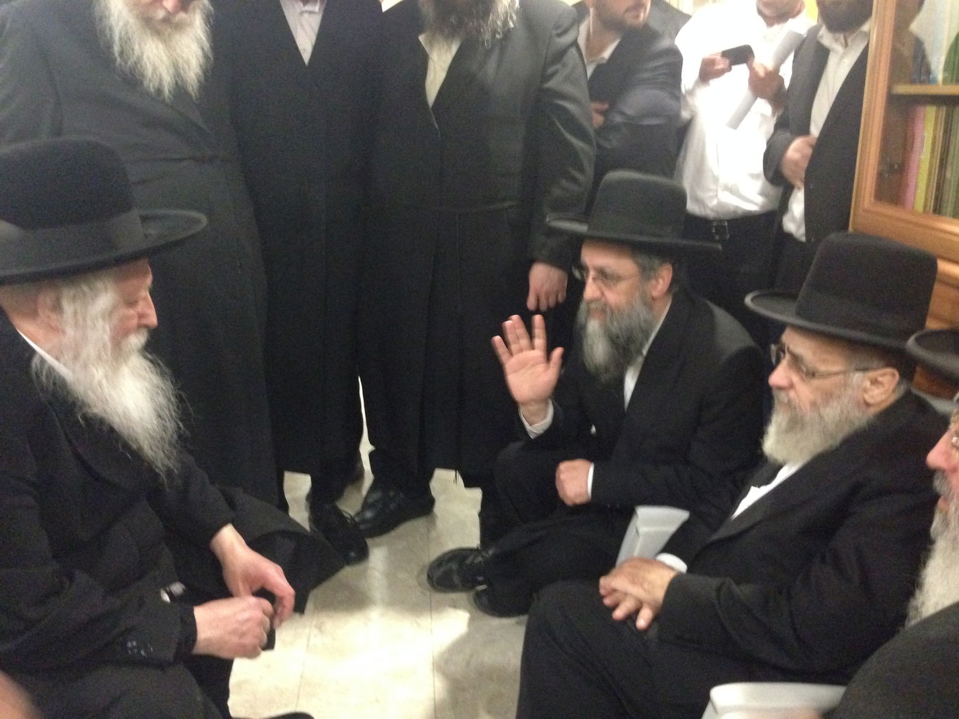 צפו בתיעוד: הרבי מגור מנחם את בני מרן הרב עובדיה יוסף