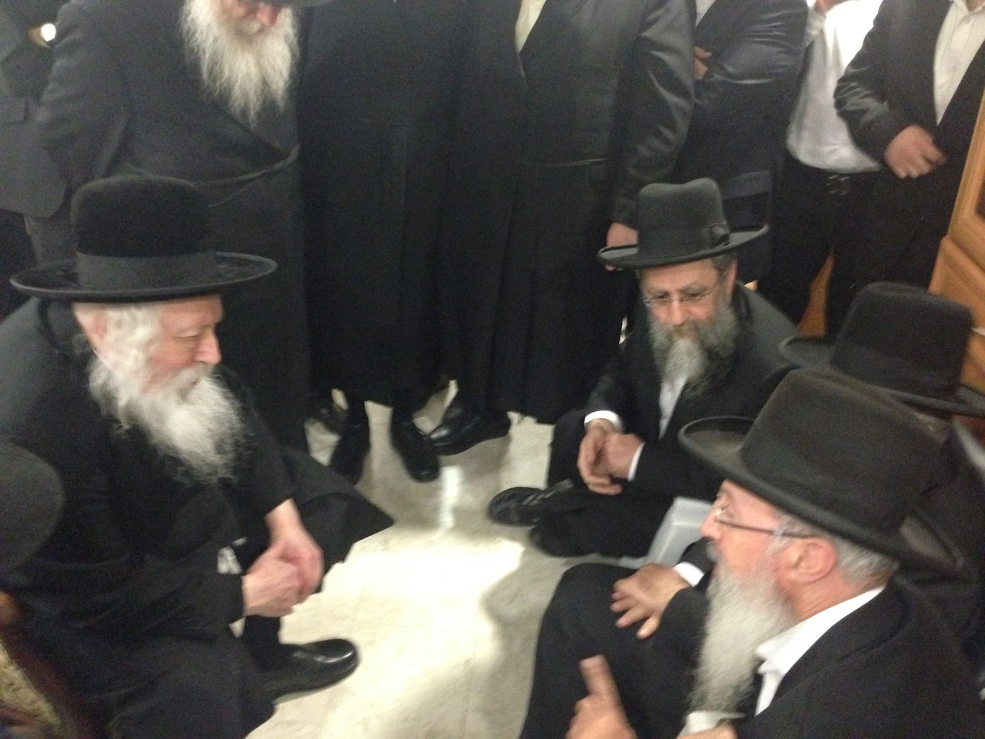 צפו בתיעוד: הרבי מגור מנחם את בני מרן הרב עובדיה יוסף