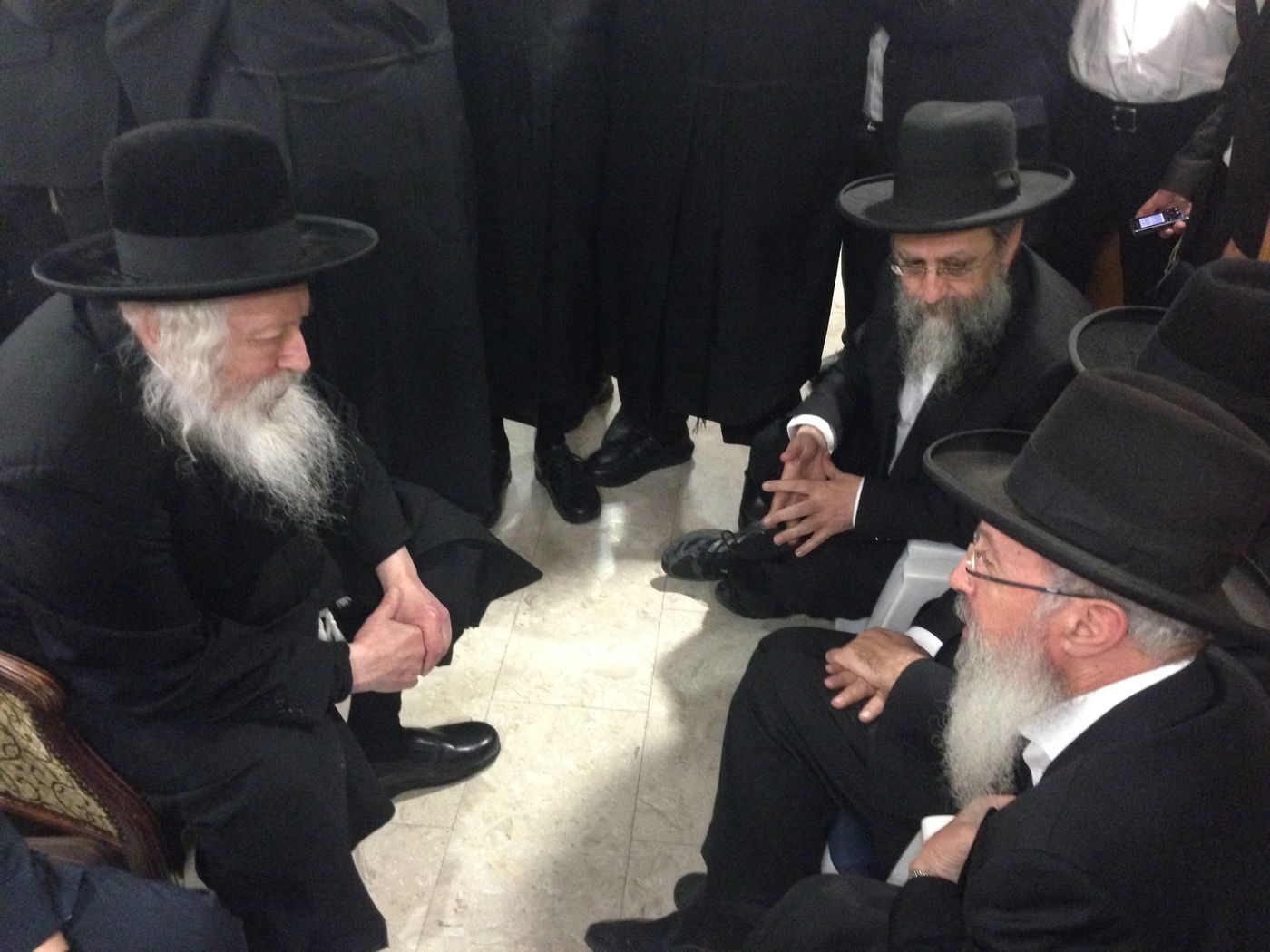 צפו בתיעוד: הרבי מגור מנחם את בני מרן הרב עובדיה יוסף