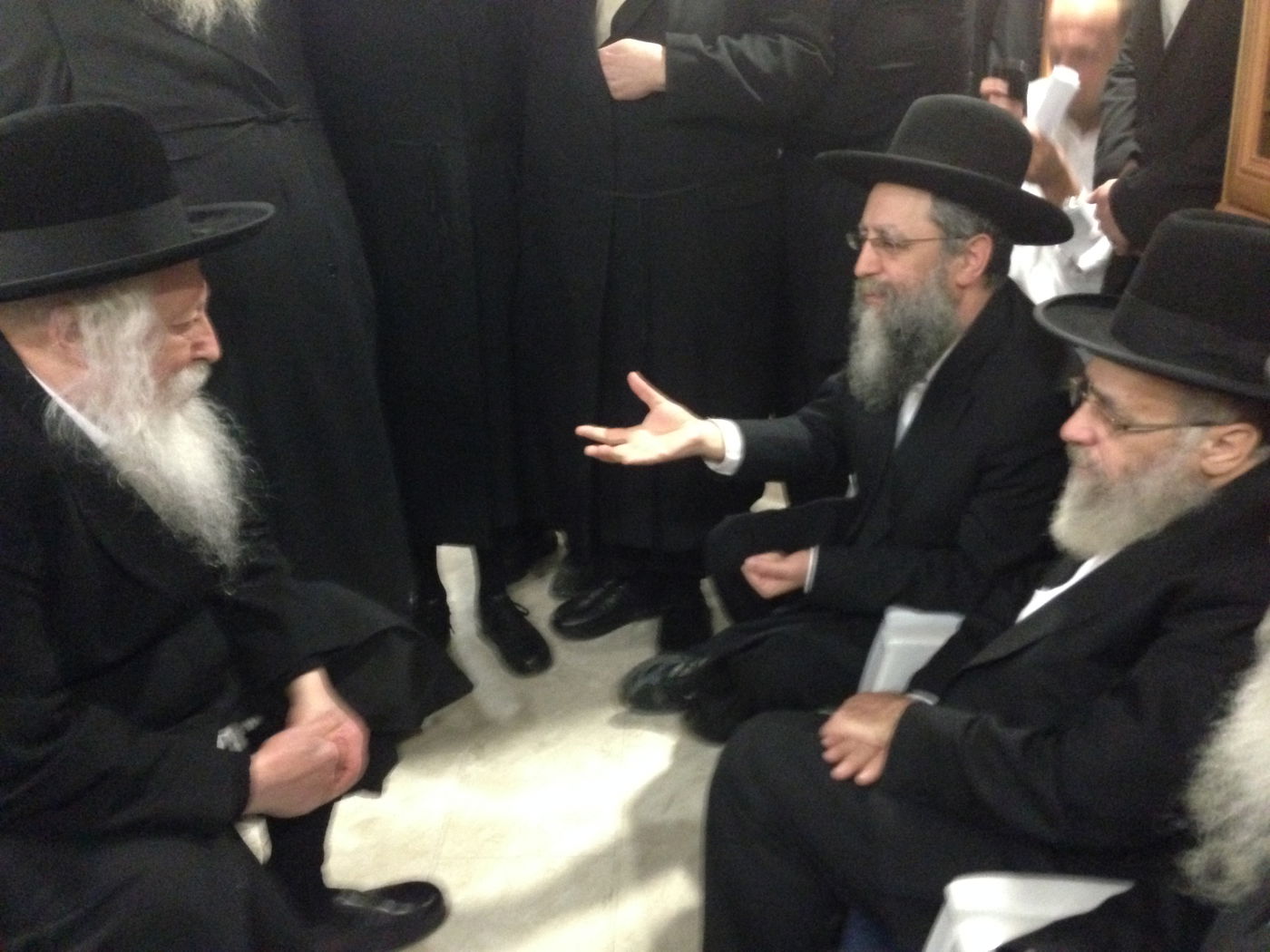 צפו בתיעוד: הרבי מגור מנחם את בני מרן הרב עובדיה יוסף