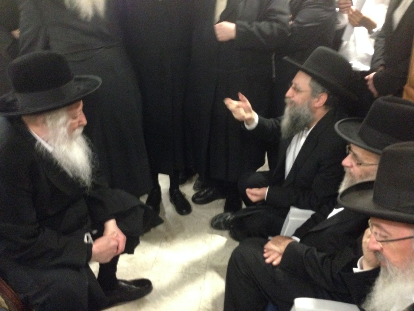 צפו בתיעוד: הרבי מגור מנחם את בני מרן הרב עובדיה יוסף