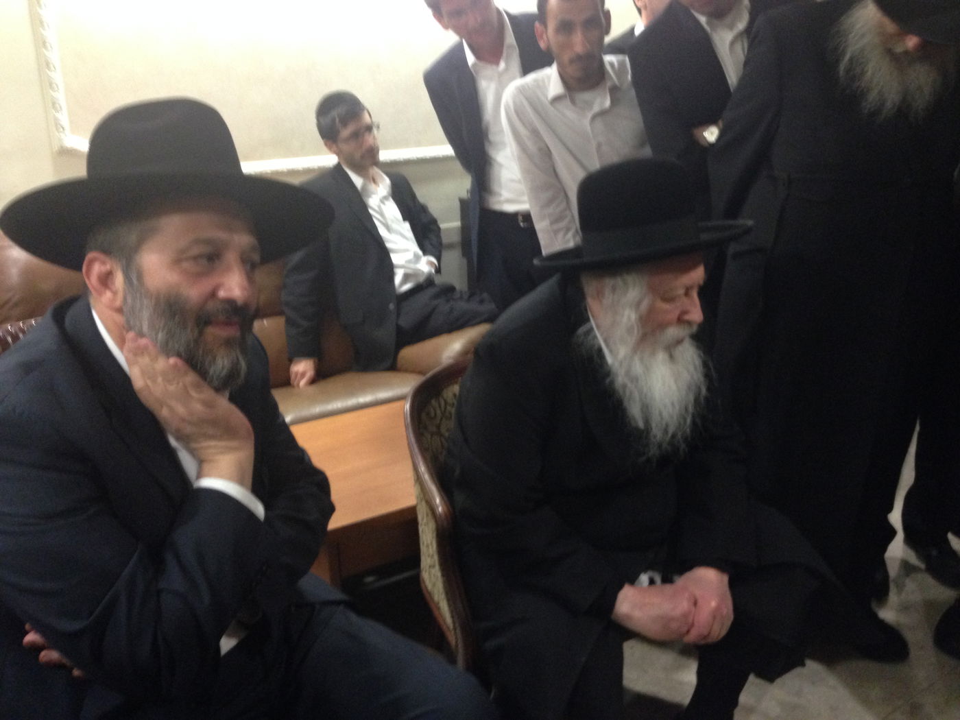 צפו בתיעוד: הרבי מגור מנחם את בני מרן הרב עובדיה יוסף