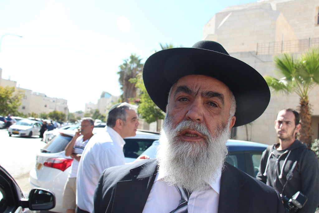 צפו: רבנים, אדמו"רים ואישי ציבור מנחמים בבית משפחת הרב עובדיה