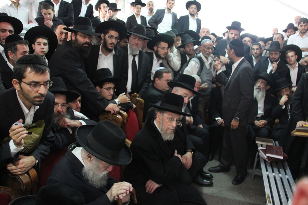 צפו: רבנים, אדמו"רים ואישי ציבור מנחמים בבית משפחת הרב עובדיה