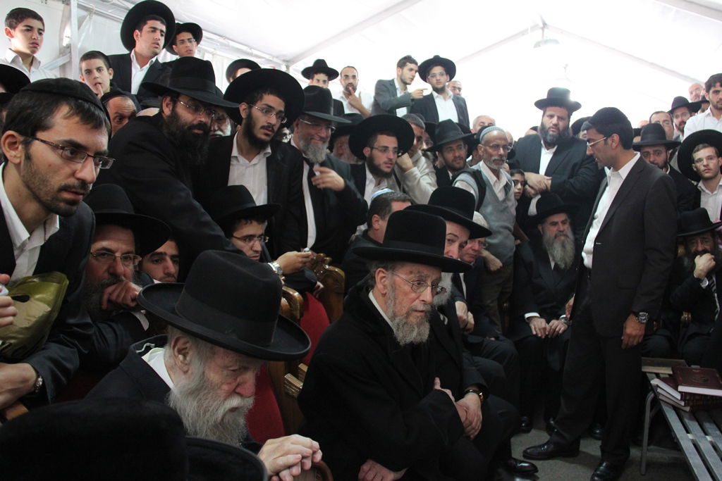 צפו: רבנים, אדמו"רים ואישי ציבור מנחמים בבית משפחת הרב עובדיה