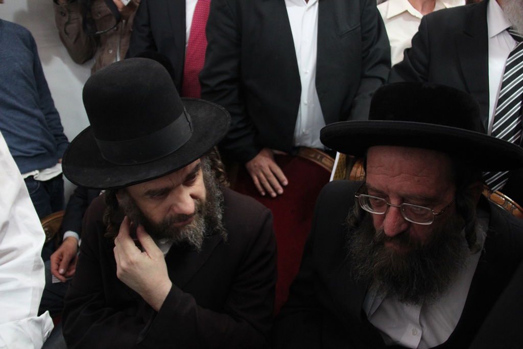 צפו: רבנים, אדמו"רים ואישי ציבור מנחמים בבית משפחת הרב עובדיה