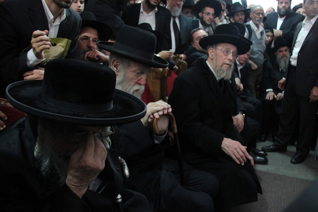 צפו: רבנים, אדמו"רים ואישי ציבור מנחמים בבית משפחת הרב עובדיה