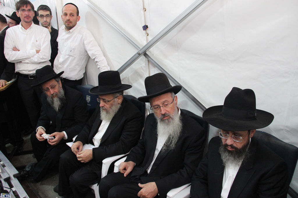 צפו: רבנים, אדמו"רים ואישי ציבור מנחמים בבית משפחת הרב עובדיה