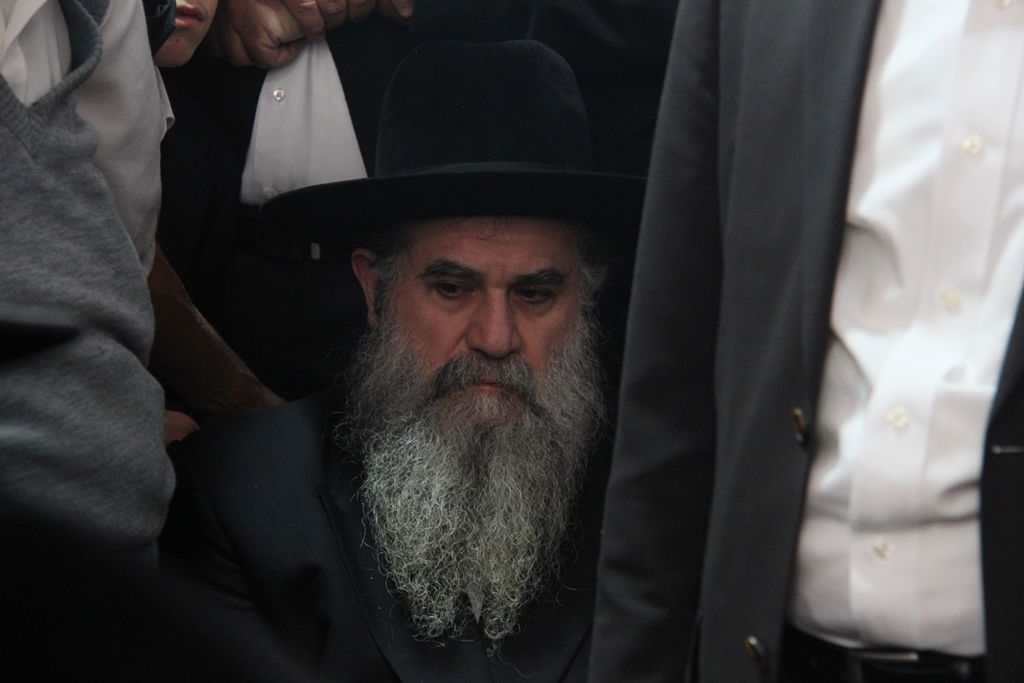 צפו: רבנים, אדמו"רים ואישי ציבור מנחמים בבית משפחת הרב עובדיה