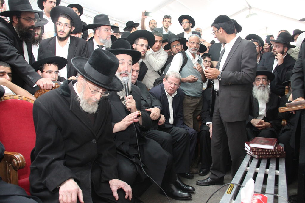 צפו: רבנים, אדמו"רים ואישי ציבור מנחמים בבית משפחת הרב עובדיה