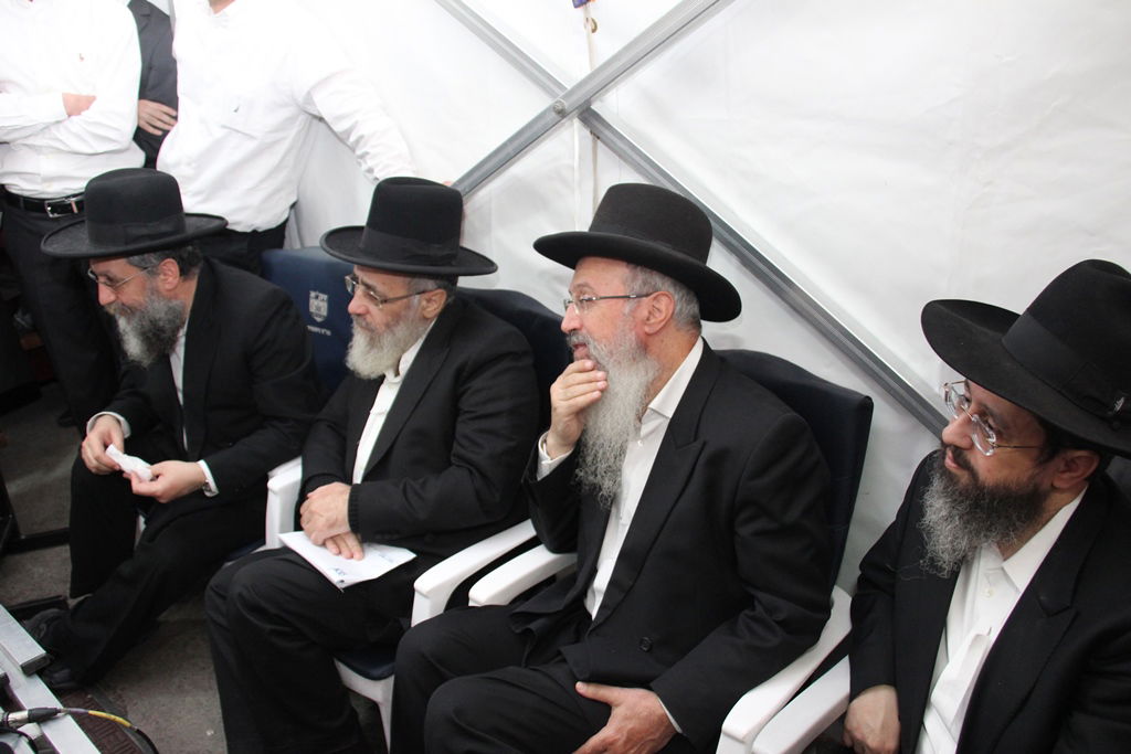 צפו: רבנים, אדמו"רים ואישי ציבור מנחמים בבית משפחת הרב עובדיה