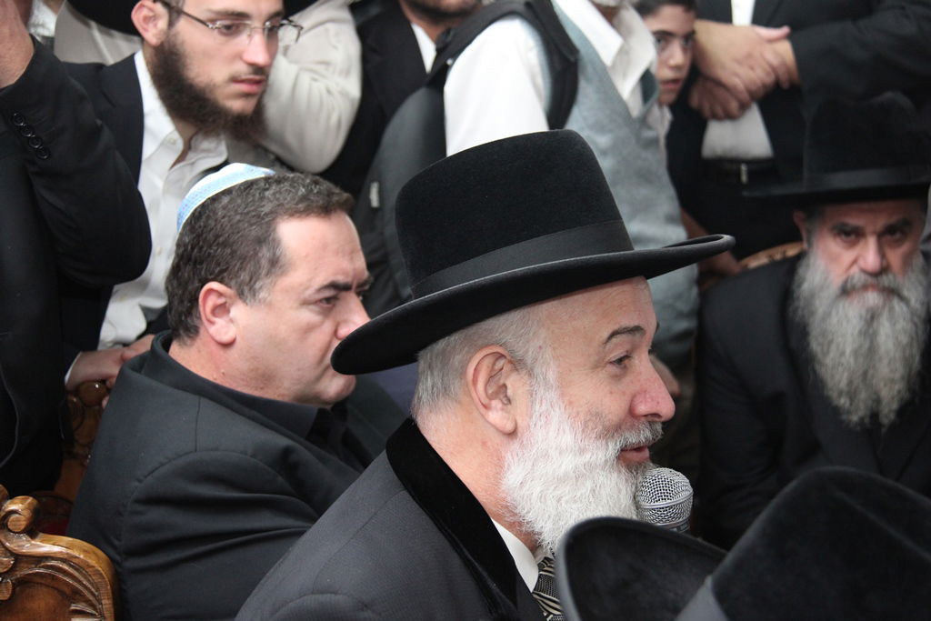 צפו: רבנים, אדמו"רים ואישי ציבור מנחמים בבית משפחת הרב עובדיה