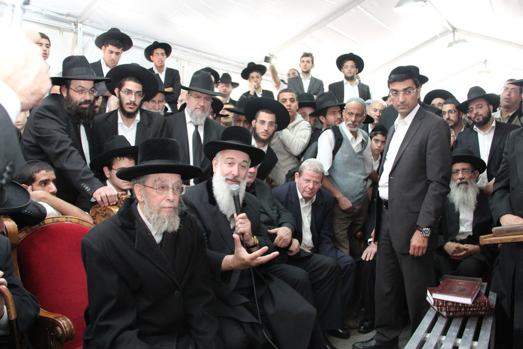 צפו: רבנים, אדמו"רים ואישי ציבור מנחמים בבית משפחת הרב עובדיה