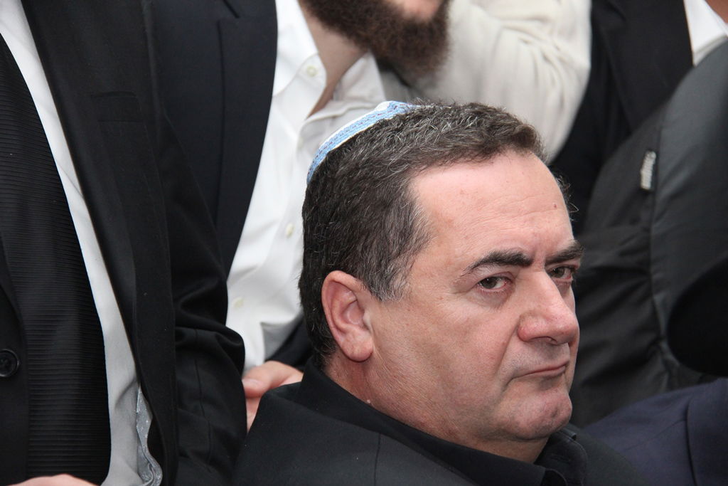 צפו: רבנים, אדמו"רים ואישי ציבור מנחמים בבית משפחת הרב עובדיה