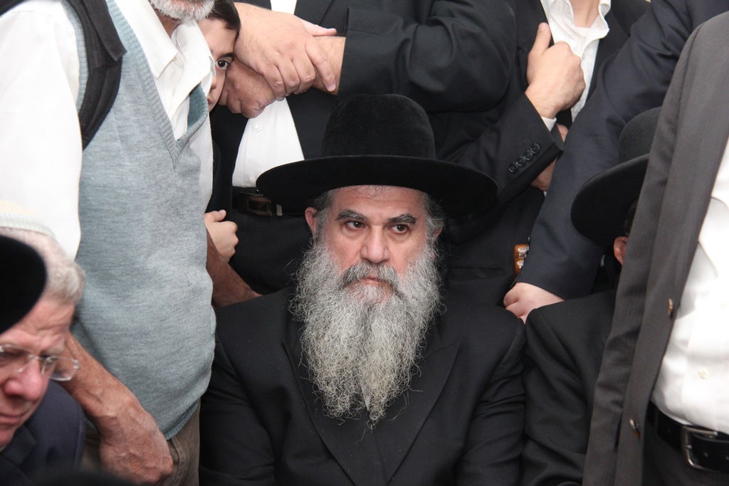 צפו: רבנים, אדמו"רים ואישי ציבור מנחמים בבית משפחת הרב עובדיה