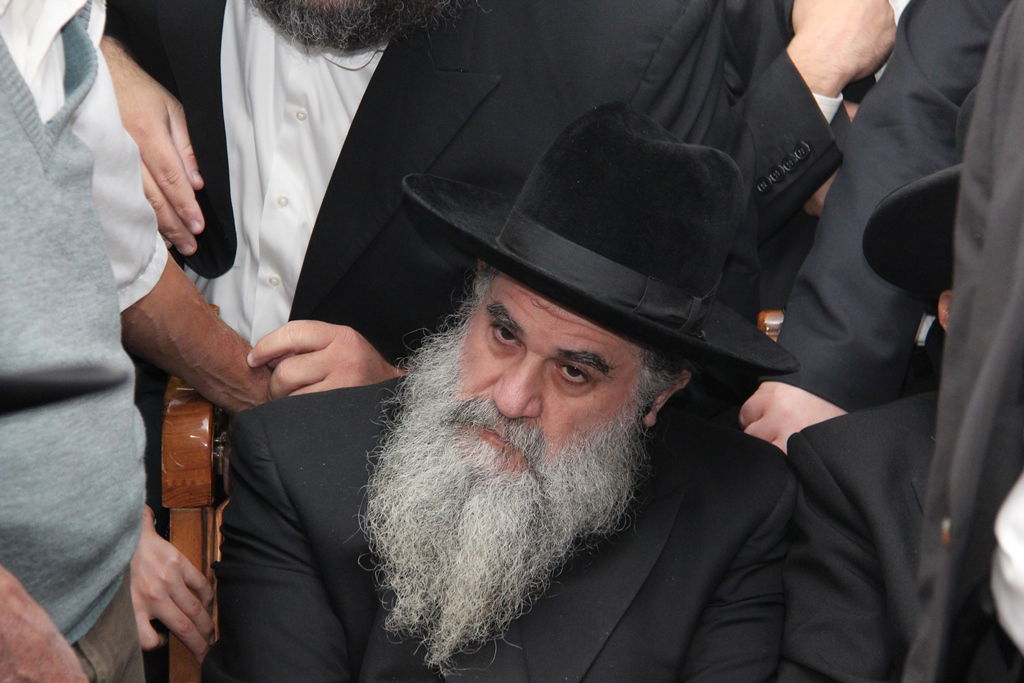 צפו: רבנים, אדמו"רים ואישי ציבור מנחמים בבית משפחת הרב עובדיה