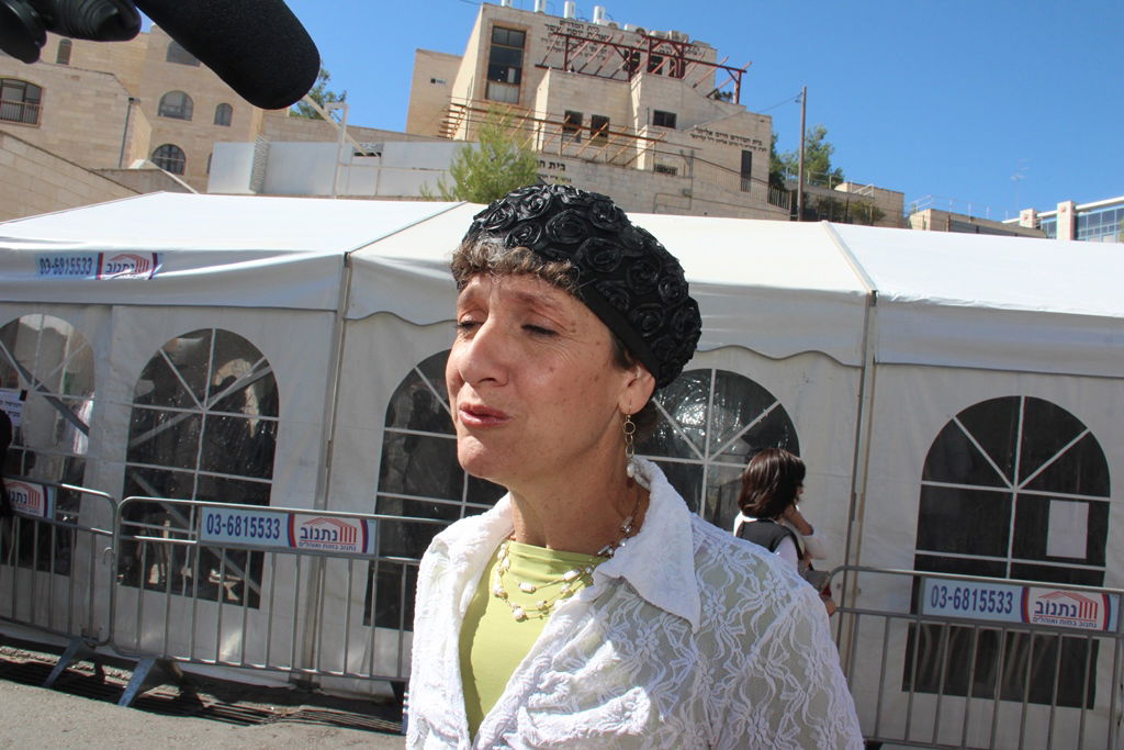 צפו: רבנים, אדמו"רים ואישי ציבור מנחמים בבית משפחת הרב עובדיה