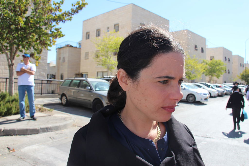 צפו: רבנים, אדמו"רים ואישי ציבור מנחמים בבית משפחת הרב עובדיה