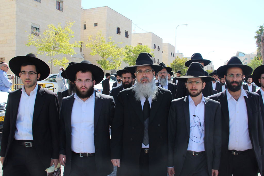 צפו: רבנים, אדמו"רים ואישי ציבור מנחמים בבית משפחת הרב עובדיה