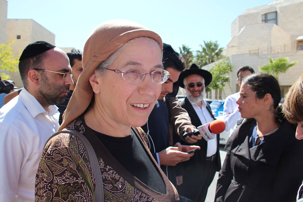 צפו: רבנים, אדמו"רים ואישי ציבור מנחמים בבית משפחת הרב עובדיה