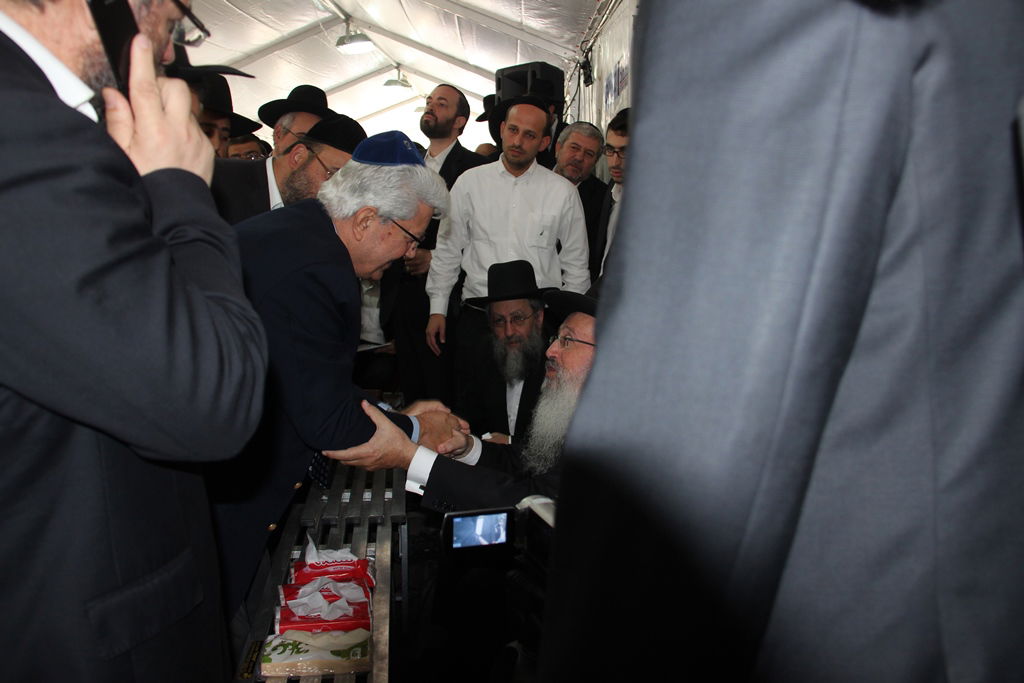 צפו: רבנים, אדמו"רים ואישי ציבור מנחמים בבית משפחת הרב עובדיה