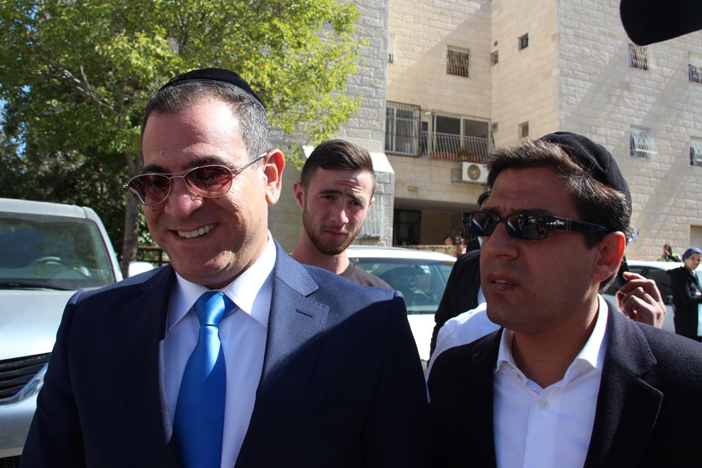 צפו: רבנים, אדמו"רים ואישי ציבור מנחמים בבית משפחת הרב עובדיה