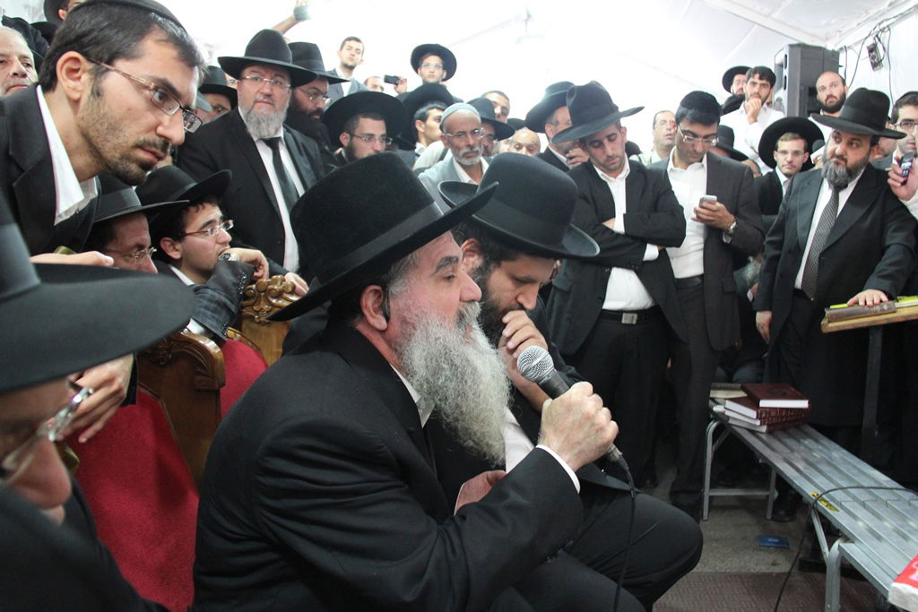 צפו: רבנים, אדמו"רים ואישי ציבור מנחמים בבית משפחת הרב עובדיה