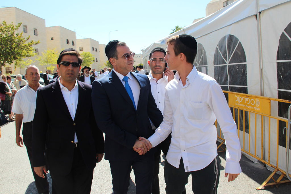 צפו: רבנים, אדמו"רים ואישי ציבור מנחמים בבית משפחת הרב עובדיה