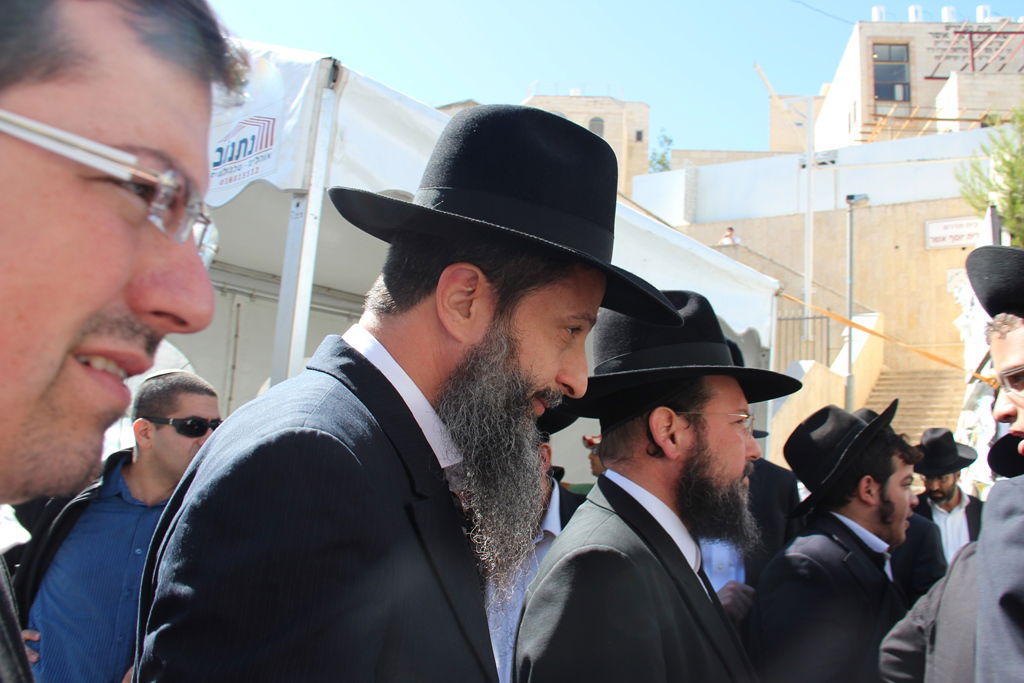 צפו: רבנים, אדמו"רים ואישי ציבור מנחמים בבית משפחת הרב עובדיה