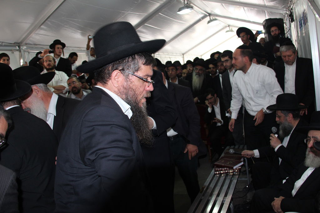 צפו: רבנים, אדמו"רים ואישי ציבור מנחמים בבית משפחת הרב עובדיה