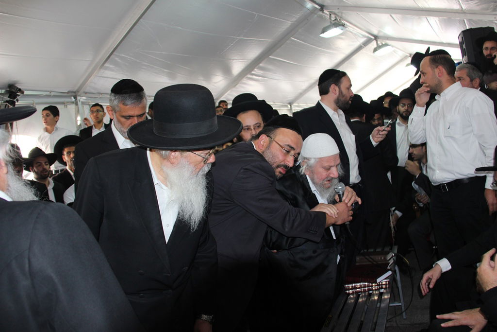 צפו: רבנים, אדמו"רים ואישי ציבור מנחמים בבית משפחת הרב עובדיה