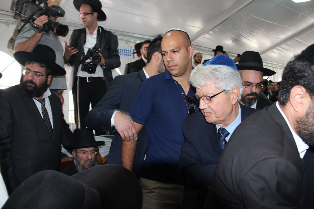 צפו: רבנים, אדמו"רים ואישי ציבור מנחמים בבית משפחת הרב עובדיה