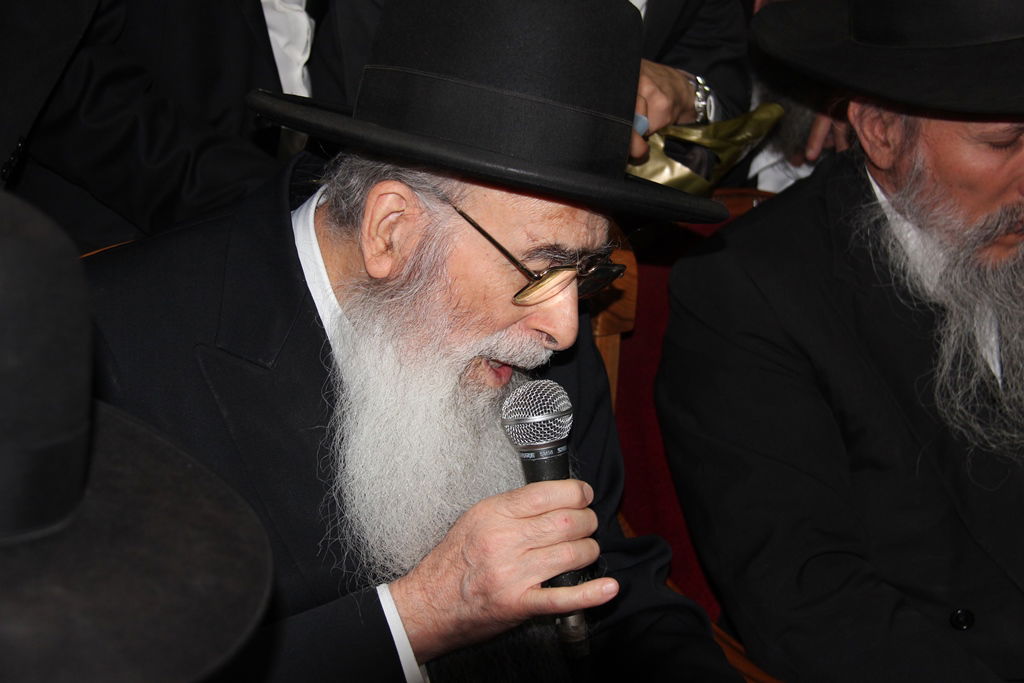 צפו: רבנים, אדמו"רים ואישי ציבור מנחמים בבית משפחת הרב עובדיה