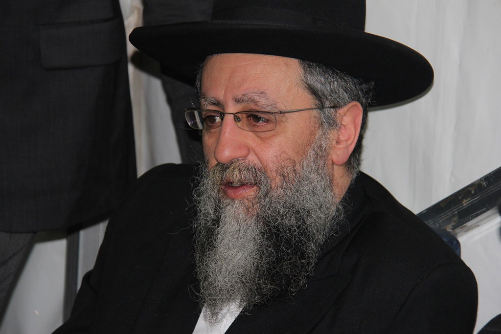 צפו: רבנים, אדמו"רים ואישי ציבור מנחמים בבית משפחת הרב עובדיה