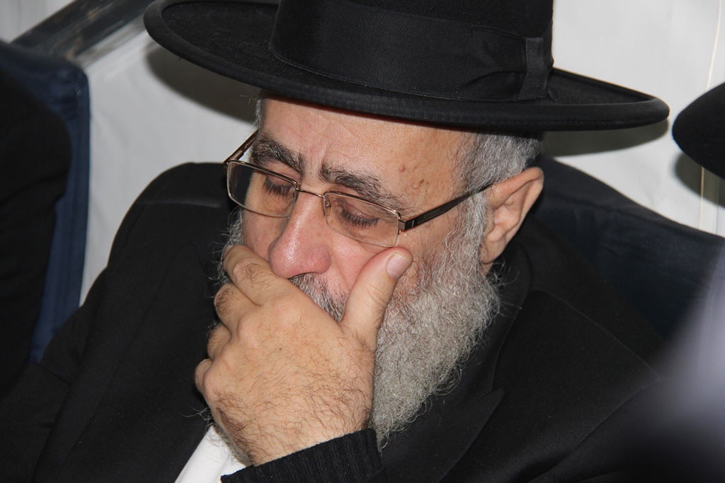 צפו: רבנים, אדמו"רים ואישי ציבור מנחמים בבית משפחת הרב עובדיה