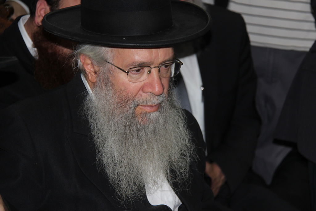 צפו: רבנים, אדמו"רים ואישי ציבור מנחמים בבית משפחת הרב עובדיה