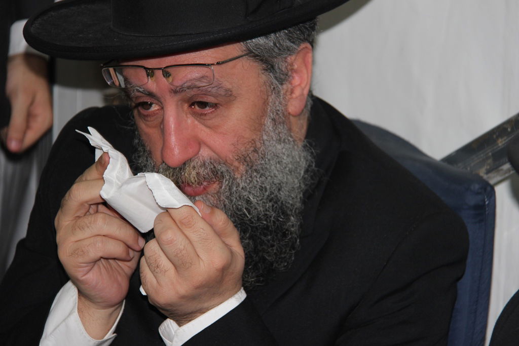 צפו: רבנים, אדמו"רים ואישי ציבור מנחמים בבית משפחת הרב עובדיה