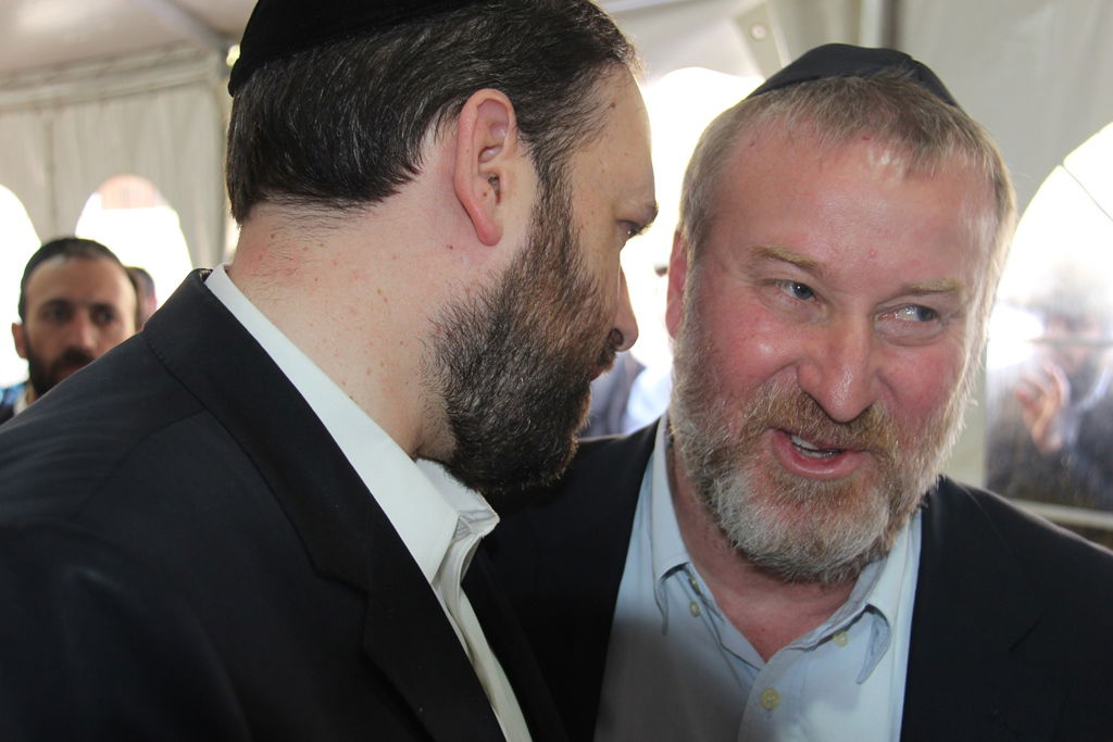 צפו: רבנים, אדמו"רים ואישי ציבור מנחמים בבית משפחת הרב עובדיה