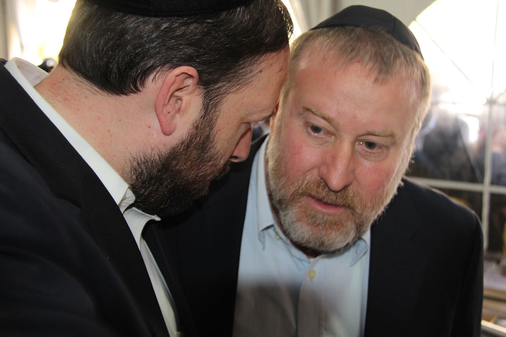 צפו: רבנים, אדמו"רים ואישי ציבור מנחמים בבית משפחת הרב עובדיה