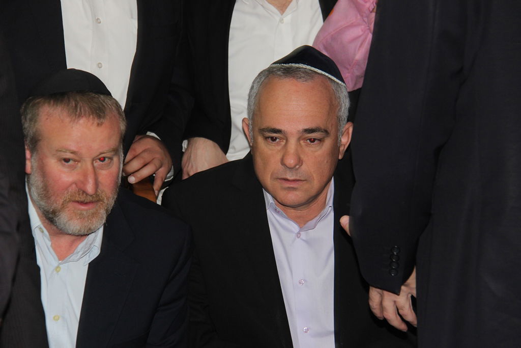 צפו: רבנים, אדמו"רים ואישי ציבור מנחמים בבית משפחת הרב עובדיה