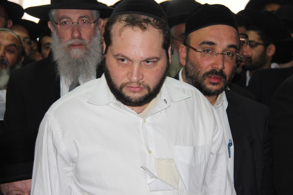 צפו: רבנים, אדמו"רים ואישי ציבור מנחמים בבית משפחת הרב עובדיה