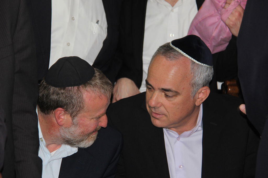 צפו: רבנים, אדמו"רים ואישי ציבור מנחמים בבית משפחת הרב עובדיה